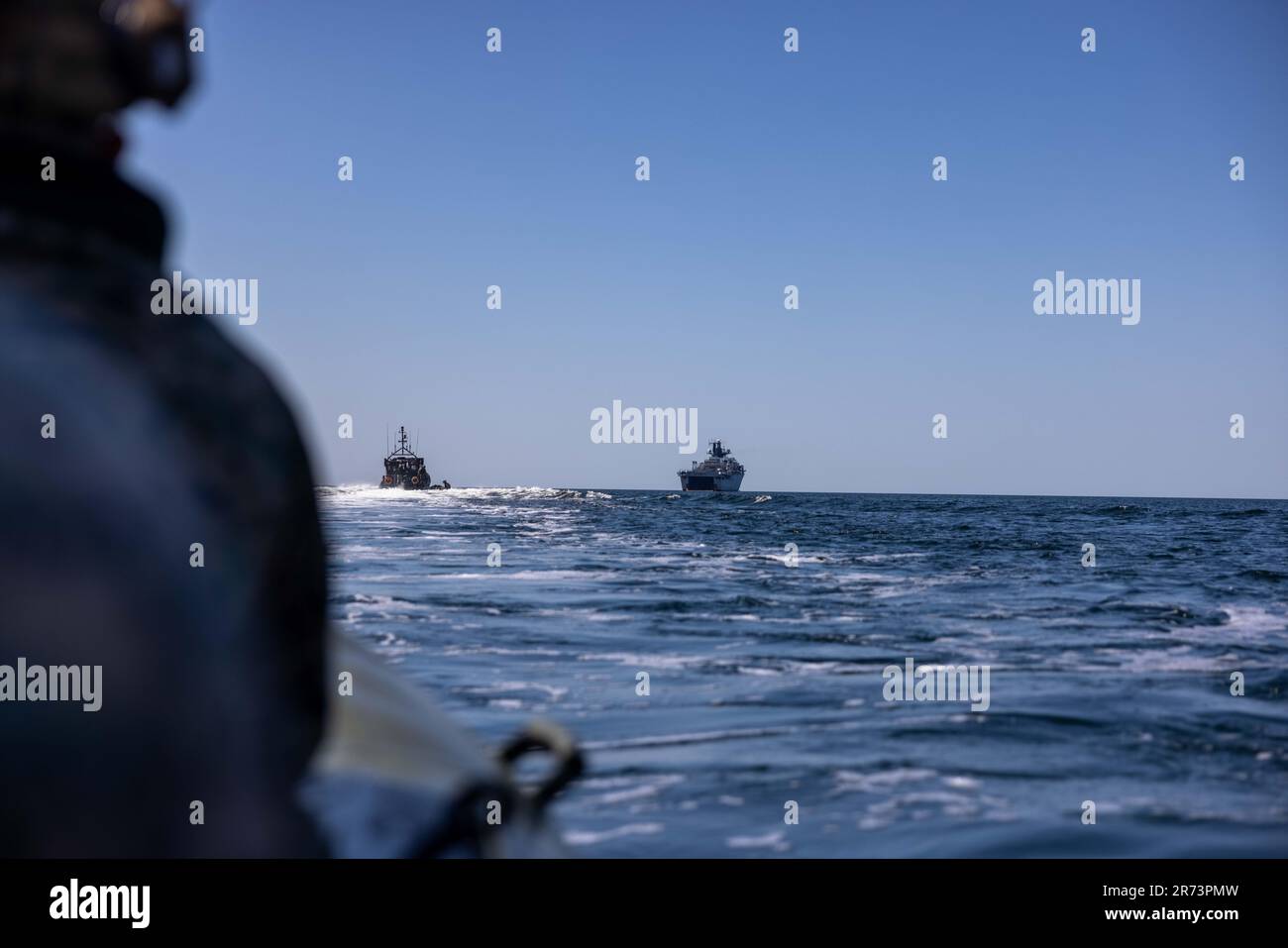 Un veicolo di atterraggio della Royal Marine britannica naviga verso la nave d'assalto HMS Albion durante l'esercizio Baltic Operations 2023 (BALTOPS 23) a Ventspils, Lettonia, 7 giugno 2023. BALTOPS 23 è il principale esercizio di attività marittima nella regione baltica. L'esercizio condotto dagli Stati Uniti Forze navali Europa-Africa e giustiziate dalle forze navali di percussione e sostegno la NATO offre un'opportunità di formazione unica per rafforzare la capacità di risposta combinata, fondamentale per preservare la libertà di navigazione e la sicurezza nel Mar Baltico. (STATI UNITI Corpo marino foto di Lance CPL. Ryan Ramsammy) Foto Stock