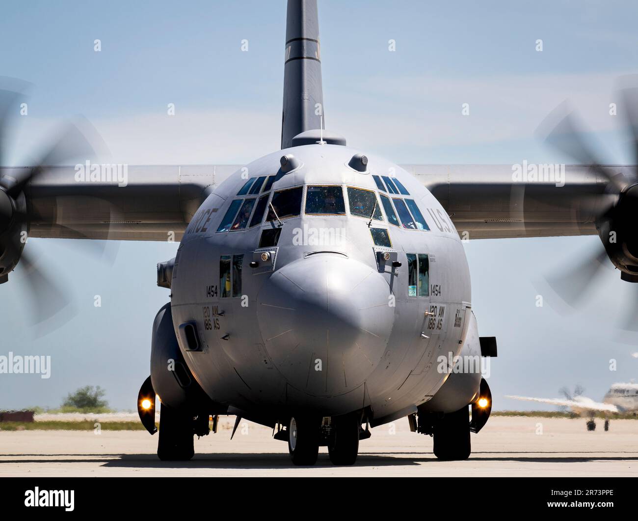 NEGLI STATI UNITI Air Force C-130 dal 86th Aeromedical evacuation Squadron, Ramstein, Germania, arriva a Mihail Kogalniceanu Air base trasportando Brig. Clinton Murray, comandante generale degli Stati Uniti Army Medical Readiness Command, Europa e Stati Uniti Soldato dell'esercito dal Landstuhl Regional Medical Center di Landstuhl, Germania, alla base aerea di Mihail Kogălniceanu durante il DEFENDER 23 alla base aerea rumena 57th di Mihail Kogalniceanu, Romania, il 6 giugno 2023. DEFENDER 23 è un ente statunitense Esercito Europa e Africa ha guidato l'esercizio incentrato sullo spiegamento strategico delle forze continentali degli Stati Uniti, em Foto Stock