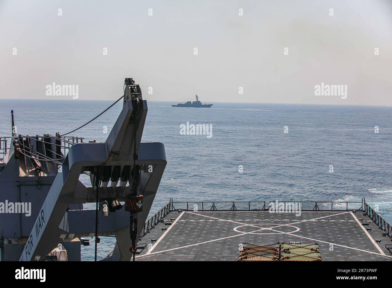 230611-N-ED646-2001- OCEANO ATLANTICO (11 giugno 2023) il cacciatorpediniere missilistico guidato della classe Arleigh Burke USS Delbert D. Black (DDG 119) naviga dietro la nave di sbarco anfibia USS carter Hall (LSD 50) durante Fleet Battle Problem (FBP) 23-1. STATI UNITI Fleet Forces Command e U.S. Il comando delle forze marine sta conducendo FBP 23-1 dal giugno 9-13 a riva e al largo delle coste di Camp Lejeune, North Carolina e Virginia Capes allo scopo di sviluppare ulteriormente le capacità integrate della Marina e del corpo marino, come le operazioni di base avanzate di spedizione (EABO) e le operazioni litoranee in un'ENVI contestata Foto Stock