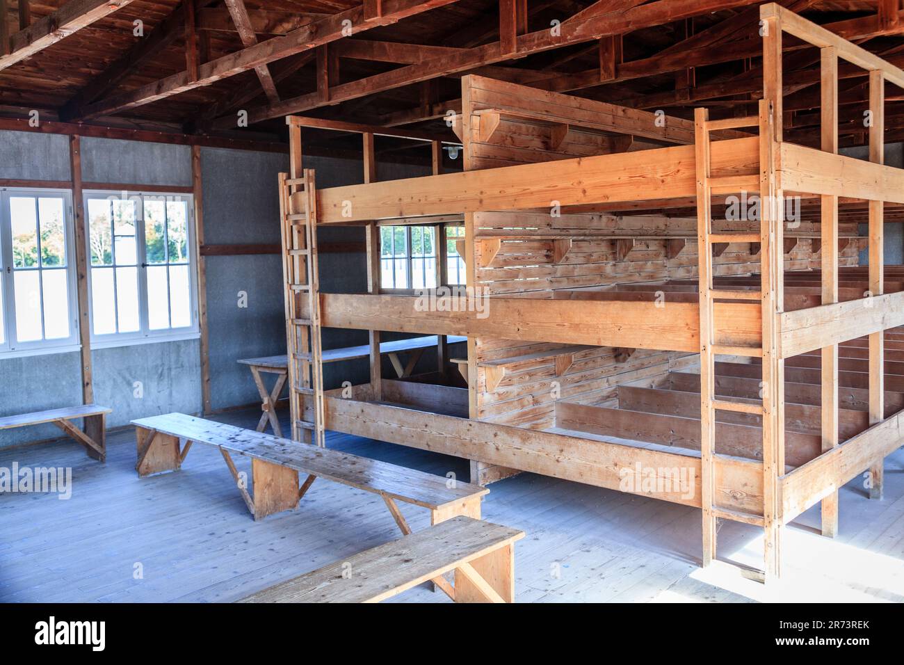 Dachau, Germania, 30 settembre 2015: Riproduzione dell'interno della baracca al campo di concentramento di Dachau Foto Stock