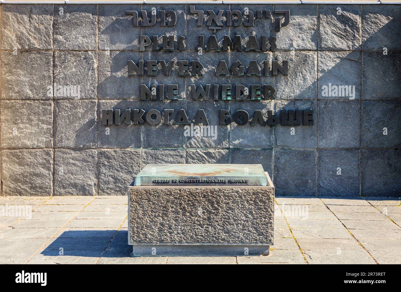 Dachau, Germania, 30 settembre 2015: Muro Memoriall internazionale nel sito commemorativo del campo di concentramento di Dachau Foto Stock