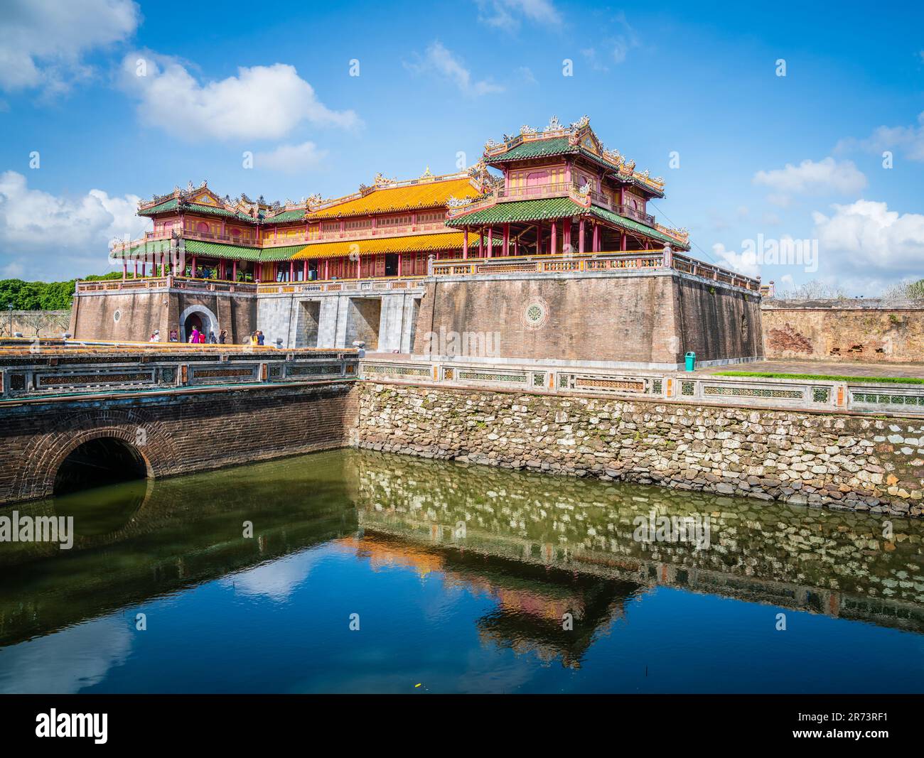 Hue, Vietnam, 18 novembre 2022: Porta meridiana della città imperiale di Hue, Vietnam centrale Foto Stock