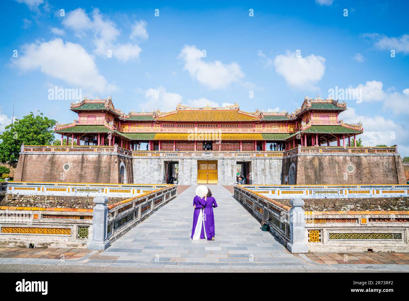 Hue, Vietnam, 18 novembre 2022: Porta meridiana della città imperiale di Hue, Vietnam centrale Foto Stock