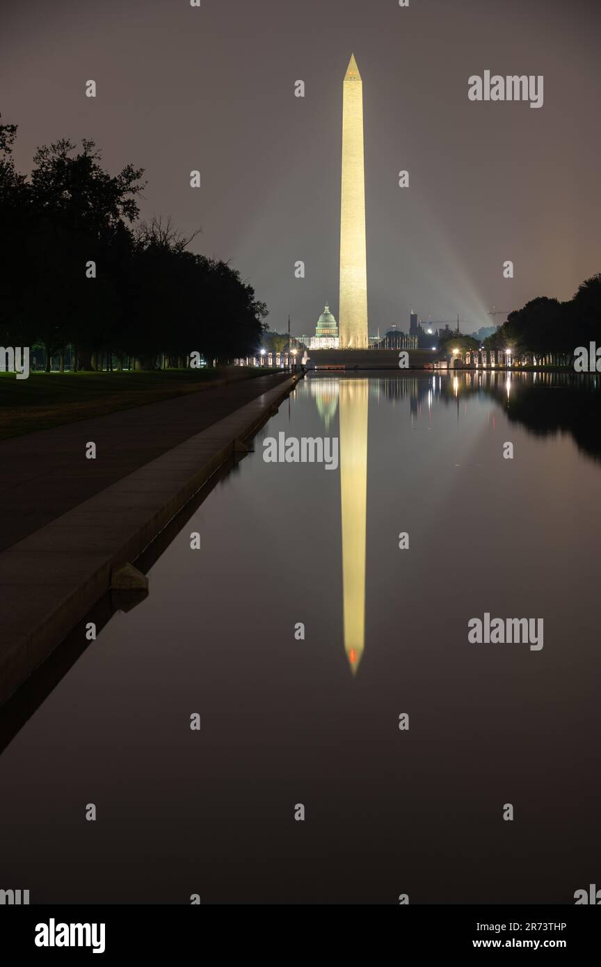 Il Washington Monument e il Campidoglio degli Stati Uniti dopo il tramonto si riflettono nella piscina riflettente lungo il National Mall a Washington DC Foto Stock