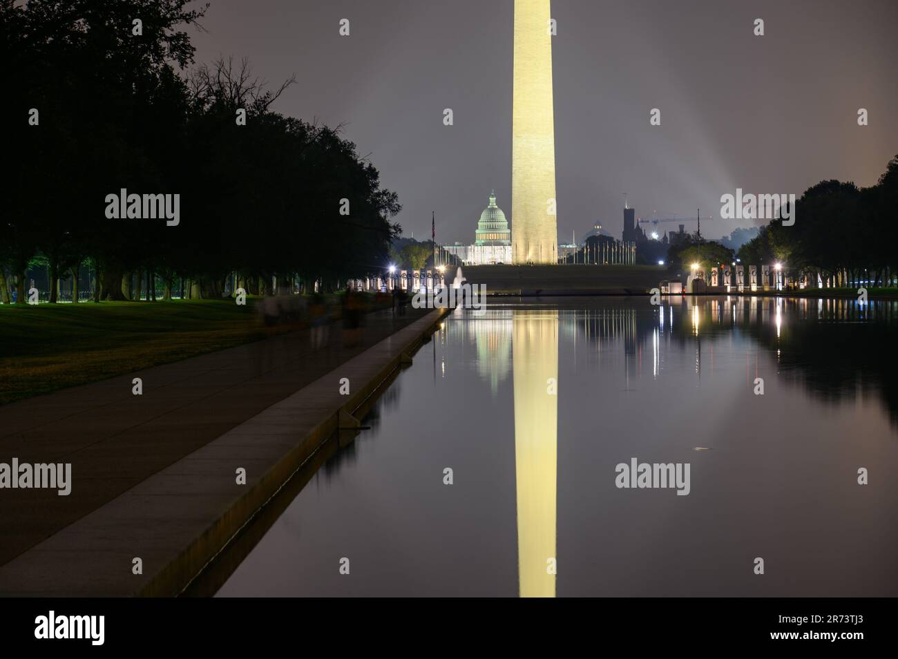 Il Washington Monument e il Campidoglio degli Stati Uniti dopo il tramonto si riflettono nella piscina riflettente lungo il National Mall a Washington DC Foto Stock