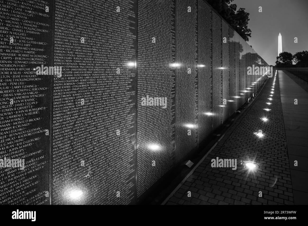 Il monumento commemorativo alla guerra del Vietnam dopo il tramonto a Washington DC Foto Stock
