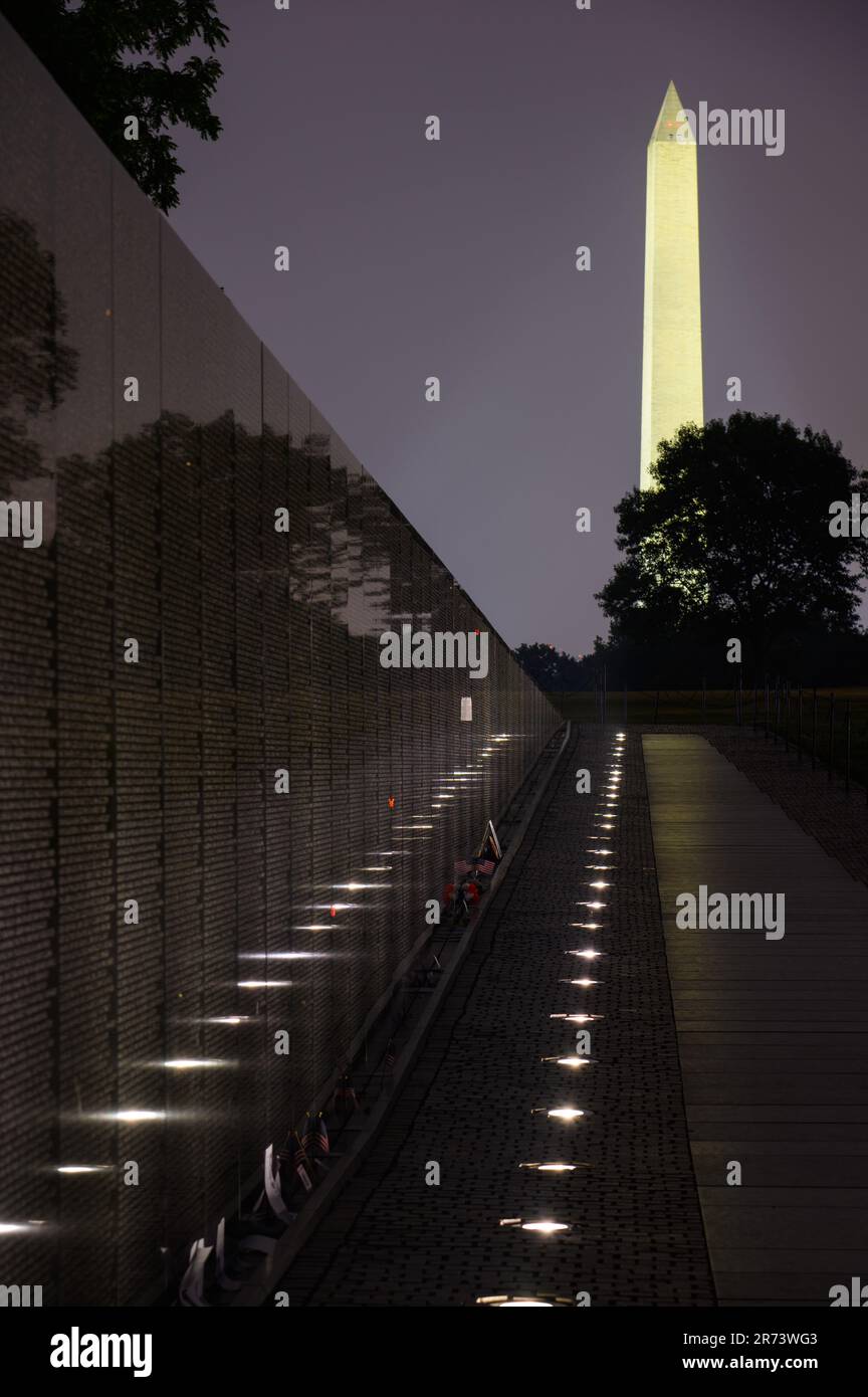 Il monumento commemorativo alla guerra del Vietnam dopo il tramonto a Washington DC Foto Stock