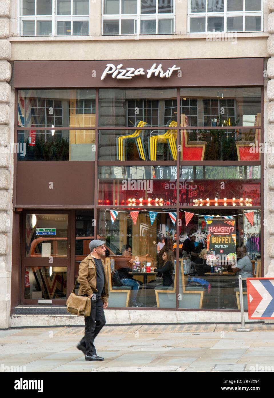 Londra, Regno Unito - 8 maggio 2023 : ristorante Pizza Hut nella città di Londra. Pizza Hut è una catena di ristoranti multinazionale americana e franchi internazionale Foto Stock