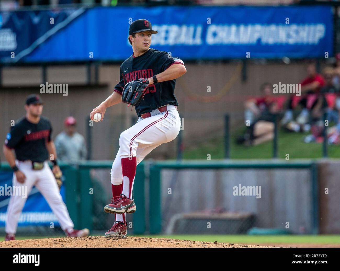 Giugno 12 2023 Palo Alto CA USA Nick Dugan (25), il lanciatore di Stanford, durante la partita di baseball NCAA Super Regional tra i Texas Longhorns e lo Stanford Cardinal a Klein Field/Sunken Diamond a Palo Alto Calif. Thurman James/CSM Foto Stock