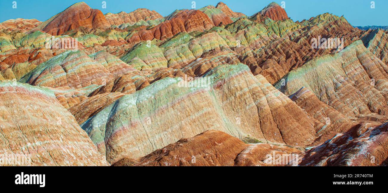 Zhangye Danxia Parco geologico scenario a Zhangye, Gansu, Cina. È uno dei più bei Danxia landform in Cina. Sfondo panoramico Foto Stock