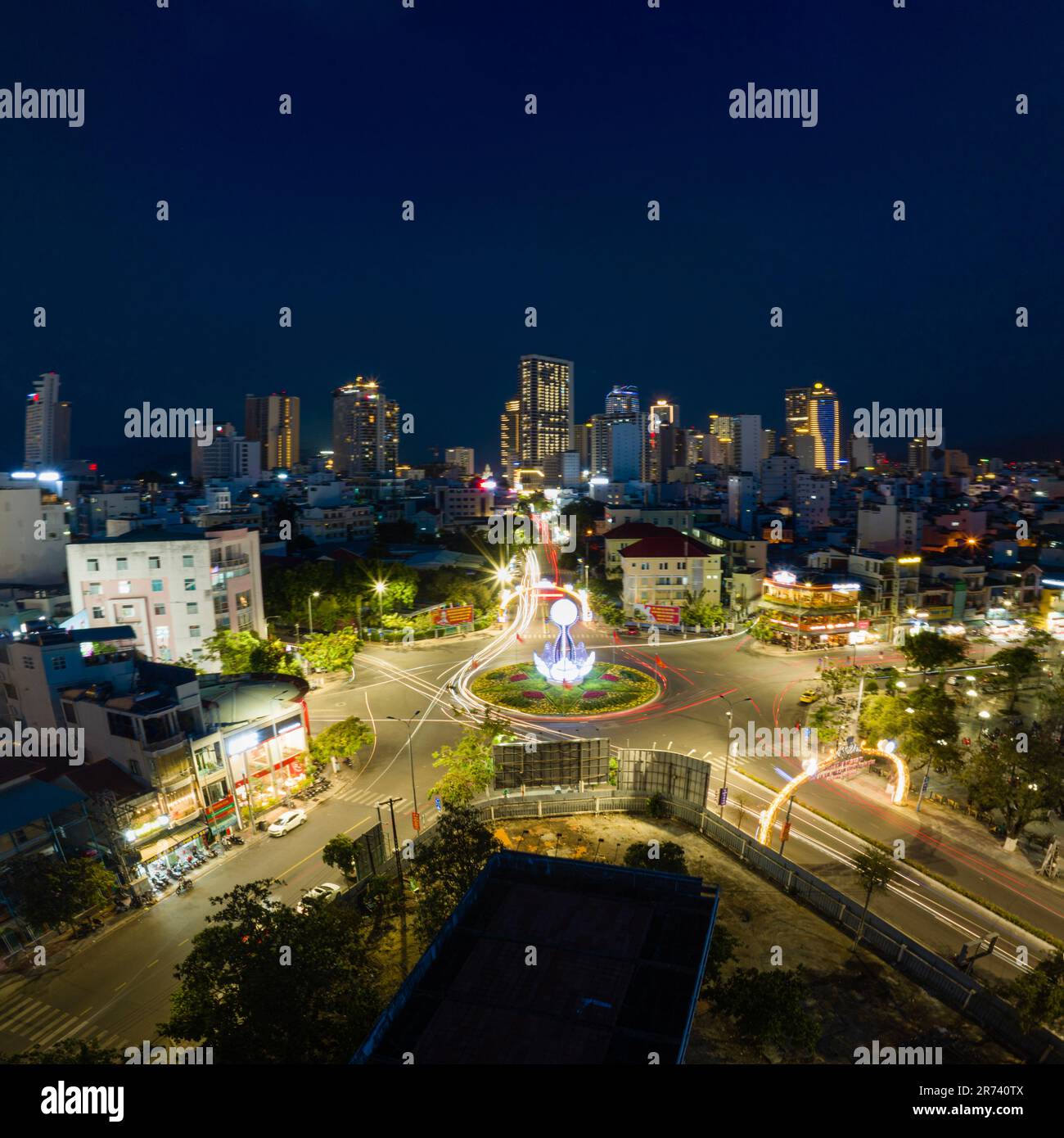 29 aprile 2023: Le strade nel centro della città di Nha Trang, in Vietnam la sera Foto Stock