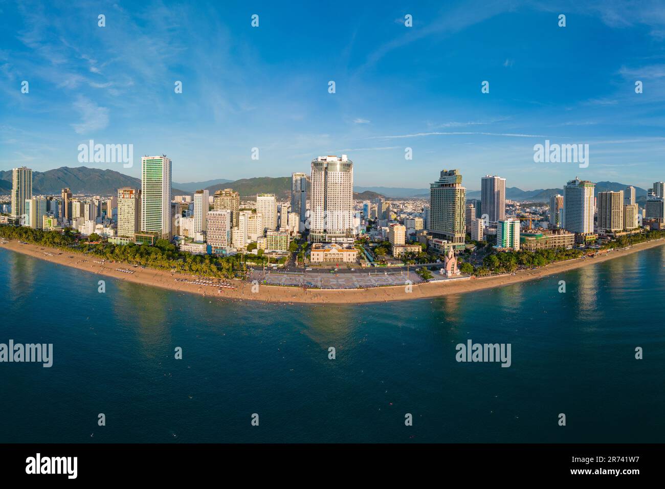5 giugno 2023: Vista panoramica della città costiera di Nha Trang, Vietnam Foto Stock