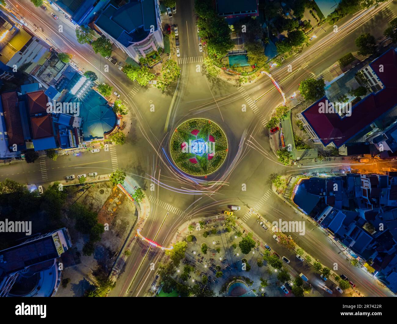 29 aprile 2023: Le strade nel centro della città di Nha Trang, in Vietnam la sera Foto Stock