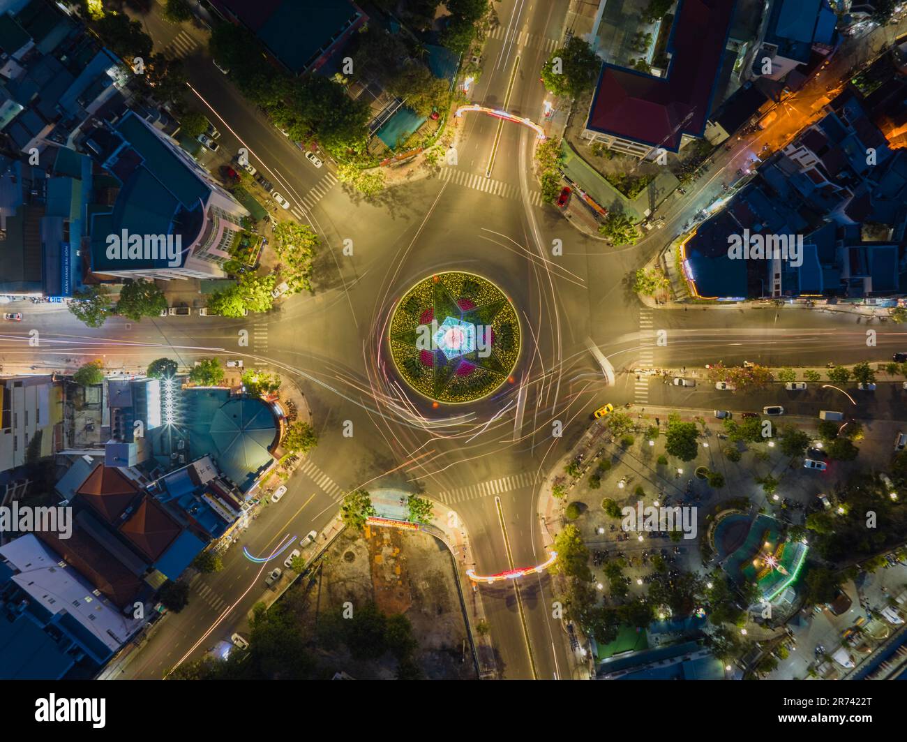 29 aprile 2023: Le strade nel centro della città di Nha Trang, in Vietnam la sera Foto Stock
