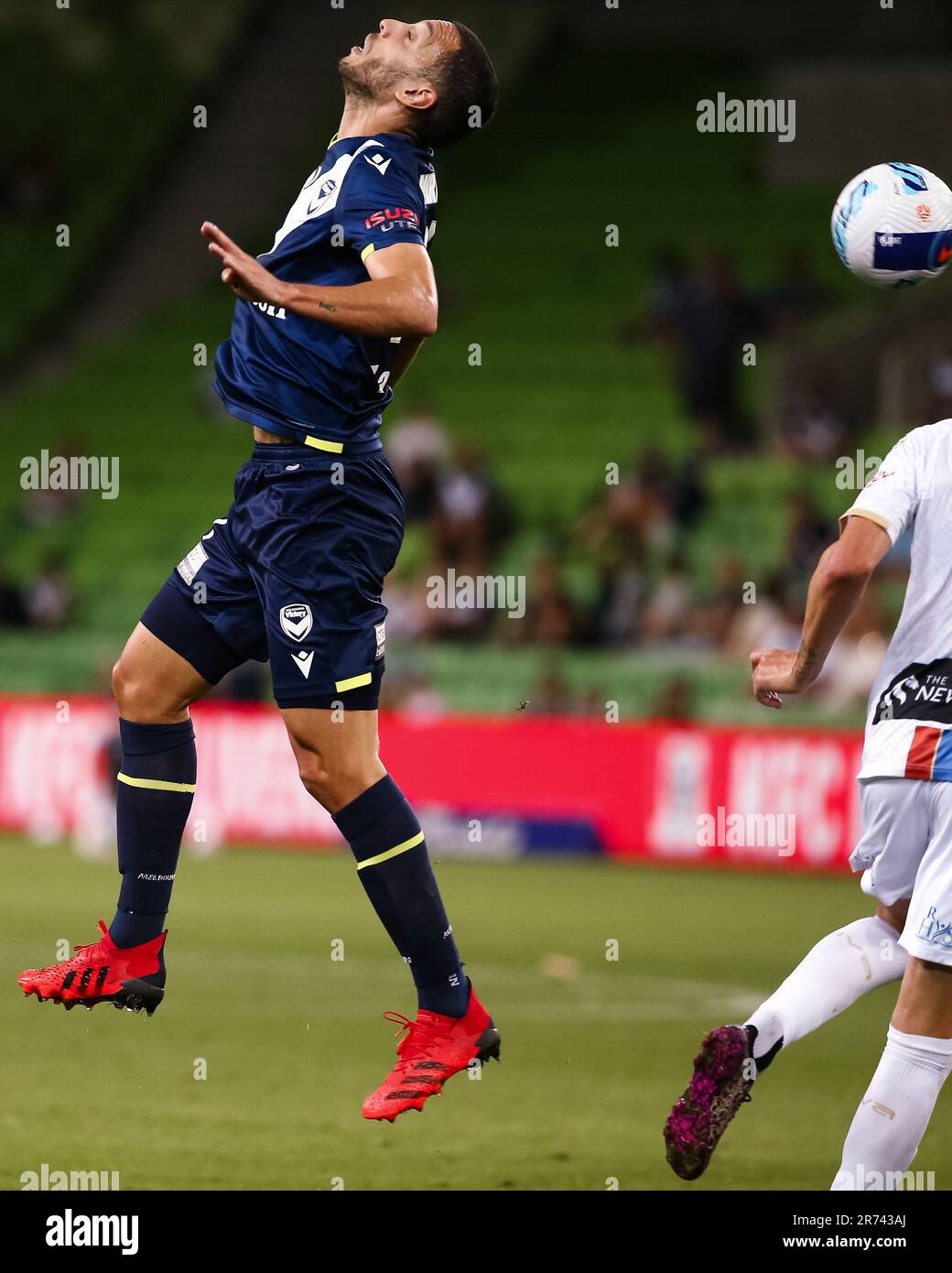 MELBOURNE, AUSTRALIA - 12 FEBBRAIO: Roderick Miranda di Melbourne Victory dirige la palla durante la partita di calcio Della A-League tra Melbourne Victory e Newcastle Jets all'AAMI Park il 12 febbraio 2022 a Melbourne, Australia. Foto Stock