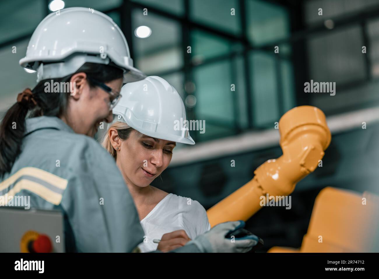 Il supervisore robotico offre ai clienti servizi di macchine robotiche per migliorare l'efficienza dei processi operativi e di produzione. Cura, fiducia e. Foto Stock