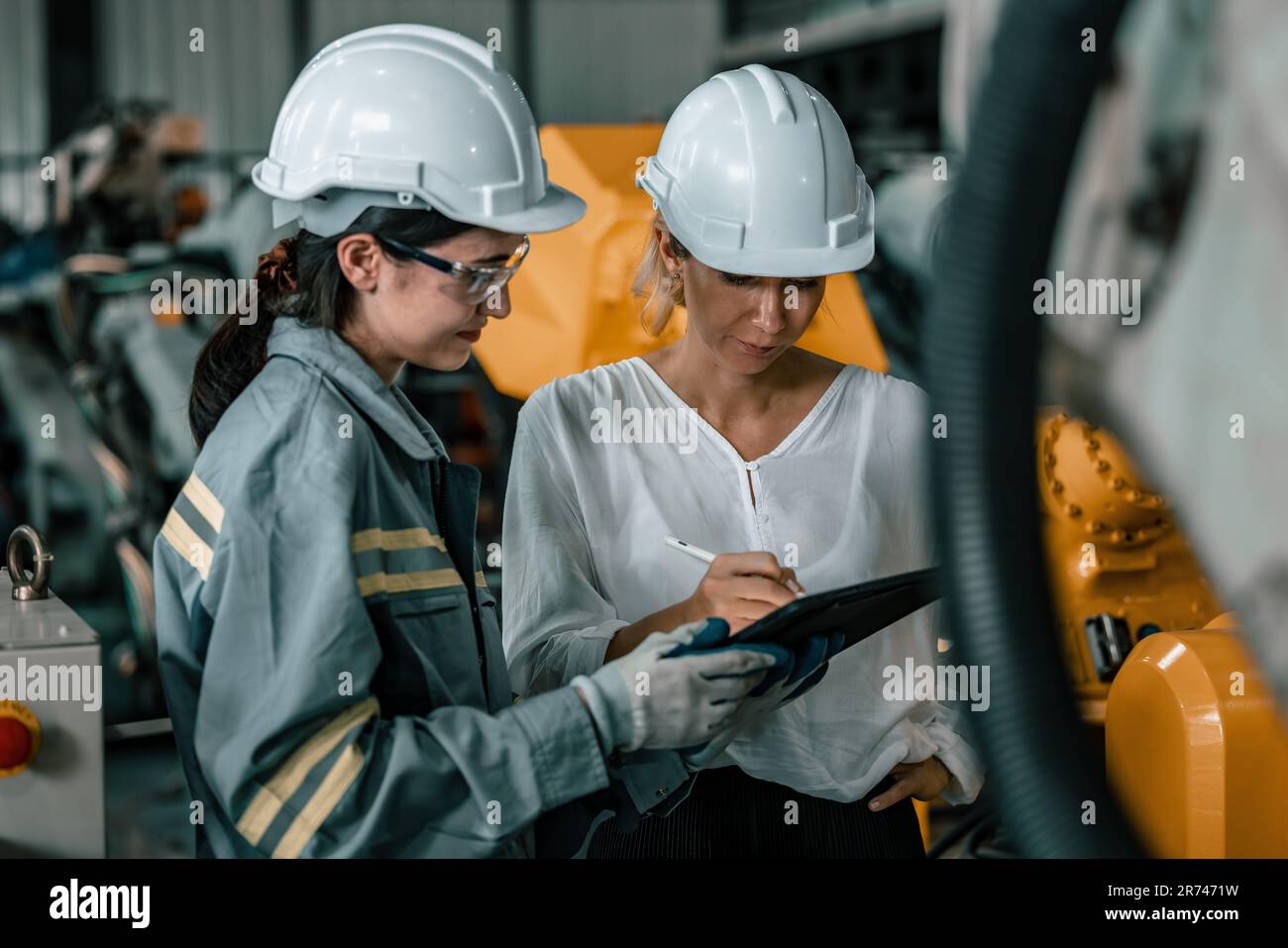 Il supervisore robotico offre ai clienti servizi di macchine robotiche per migliorare l'efficienza dei processi operativi e di produzione. Cura, fiducia e. Foto Stock