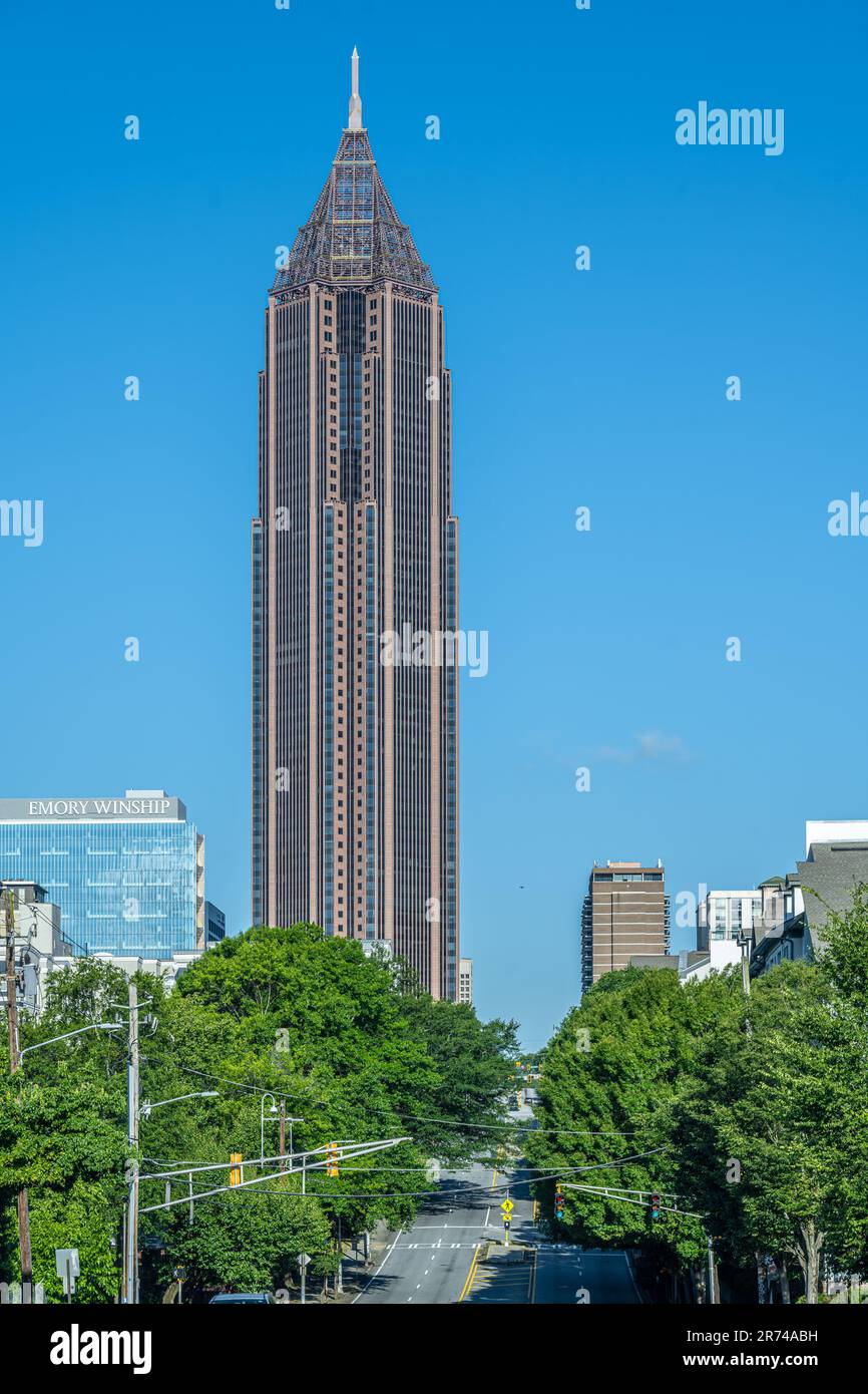 Grattacielo torreggiante presso Bank of America Plaza e l'Emory WINSHIP Cancer Institute presso l'Emory University Hospital Midtown di Atlanta, Georgia. (USA) Foto Stock