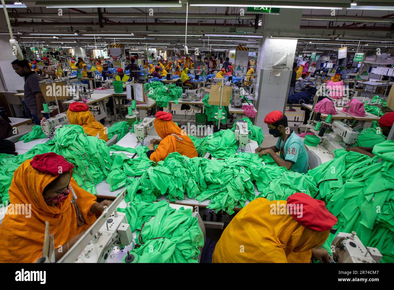 Operai di indumenti pronti (RMG) che lavorano in una fabbrica a Fatullah a Narayanganj, Bangladesh. Foto Stock