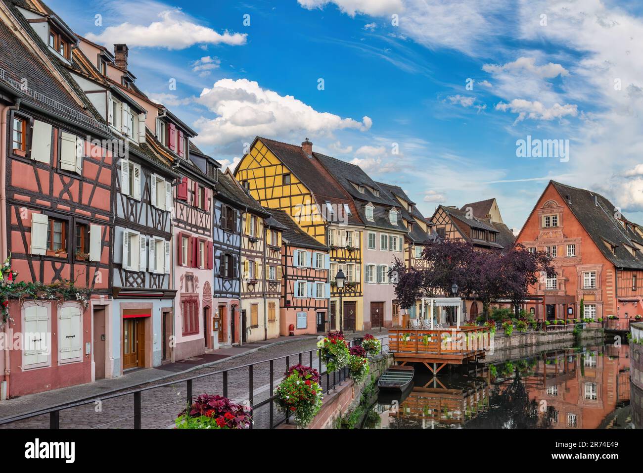 Colmar Francia, colorato a metà casa di legno dello skyline della città Foto Stock