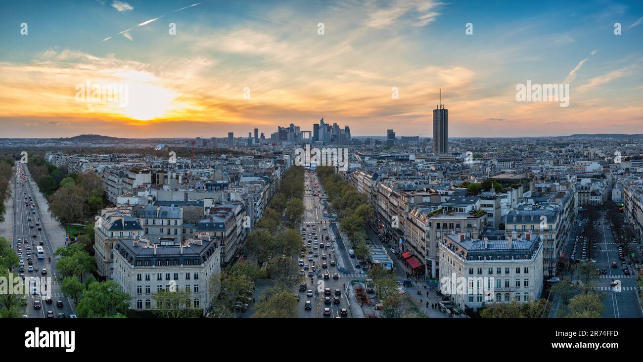 Parigi Francia, vista ad angolo alto tramonto panorama skyline della città a la Defense e Champs Elysees strada Foto Stock