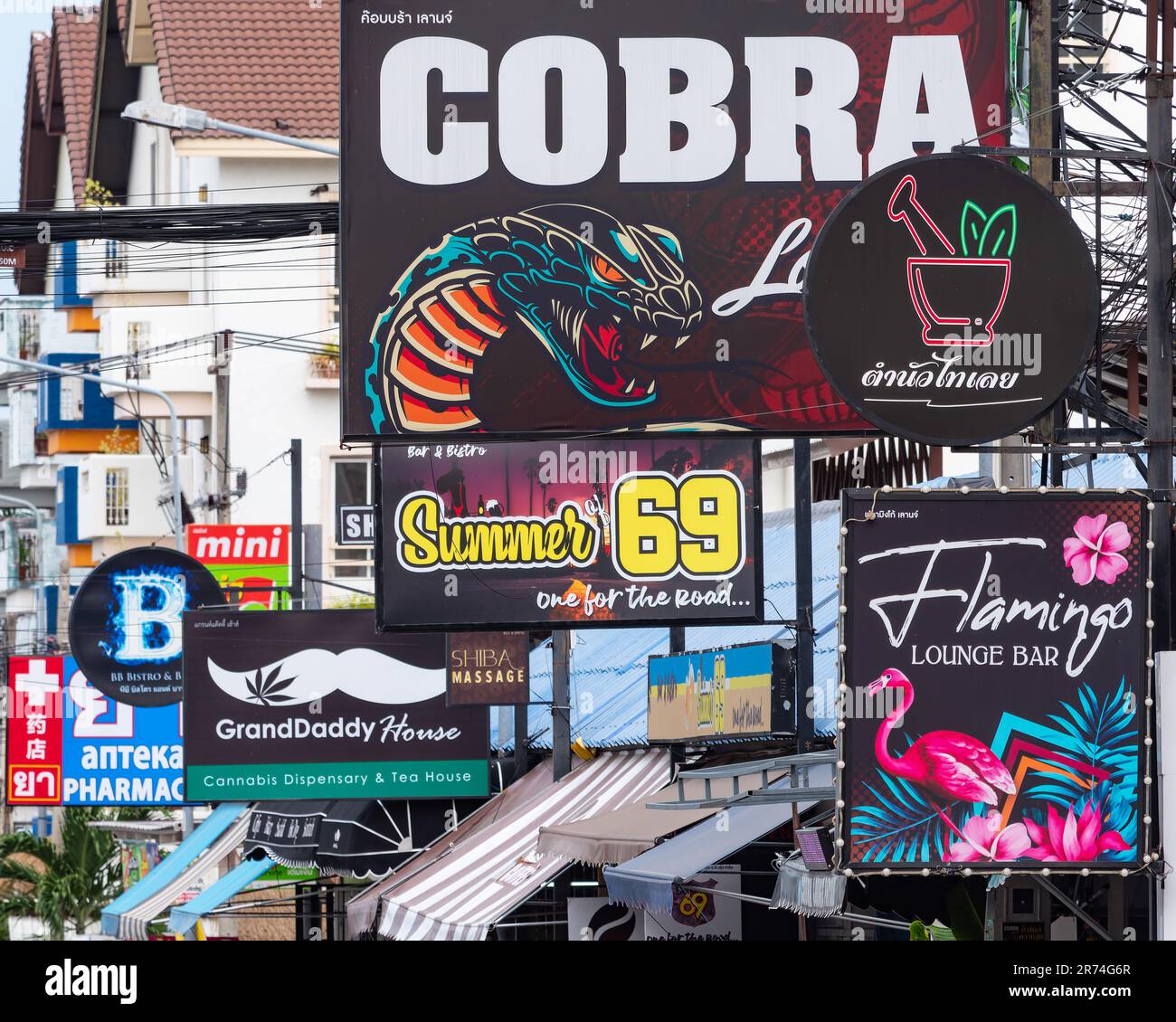 Pattaya, Thailandia - Giugno 13th 2023: Dopo la legalizzazione della cannabis in Thailandia, i luoghi che vendono prodotti a base di cannabis si sono moltiplicati, anche tra bar e bar Foto Stock