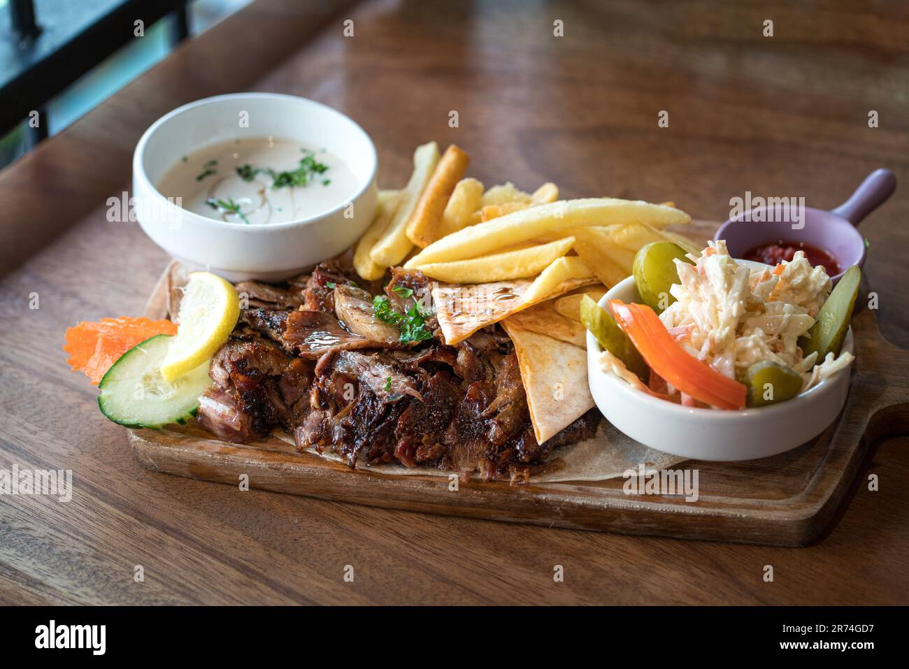 Agnello Shawarma con coleslaw e patatine fritte. Cibo mediorientale. Foto Stock