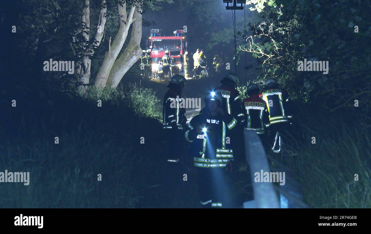 Hagenow, Germania. 13th giugno, 2023. Video Still - i vigili del fuoco sono in servizio a un incendio nella foresta vicino a Hagenow (Contea di Ludwigslust-Parchim). Due incendi boschivi a sud-ovest del Meclemburgo-Pomerania anteriore si sono diffusi con grande velocità a causa dei venti gustati. (Migliore qualità possibile) Credit: Steven Hutchings/TNN/dpa/Alamy Live News Foto Stock