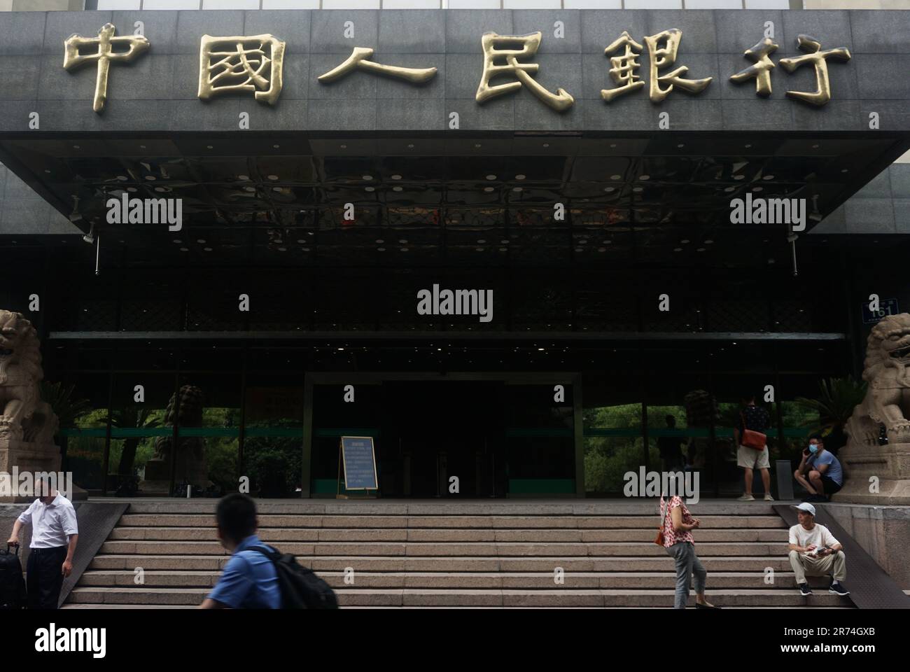 HANGZHOU, CINA - 13 GIUGNO 2023 - i cittadini camminano oltre il ramo centrale di Hangzhou della Banca popolare Cinese a Hangzhou, Zhejiang prov della Cina orientale Foto Stock