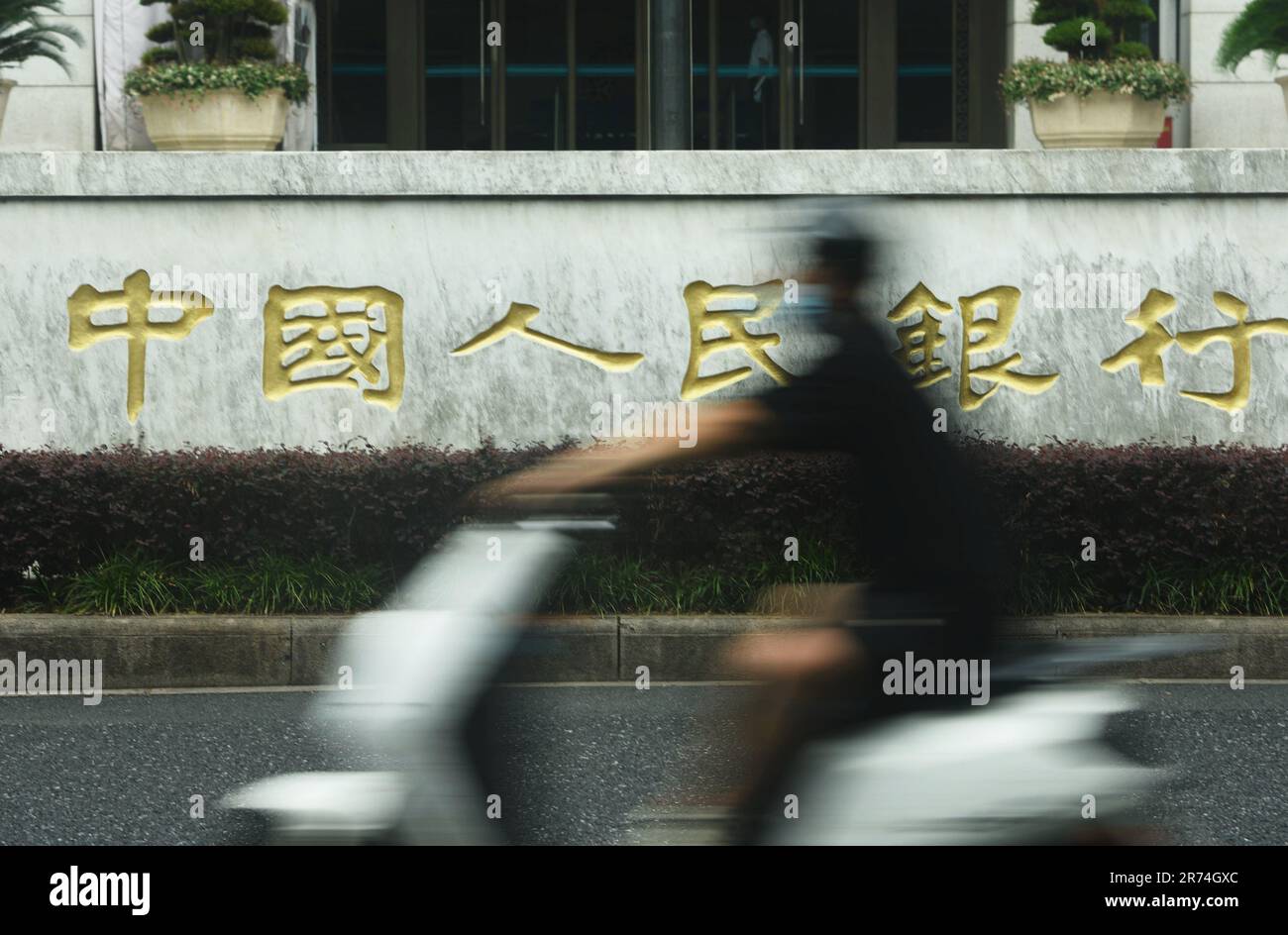 HANGZHOU, CINA - 13 GIUGNO 2023 - Un cittadino passa davanti alla filiale centrale di Hangzhou della Banca popolare Cinese il 13 giugno 2023. Lo stesso giorno Foto Stock