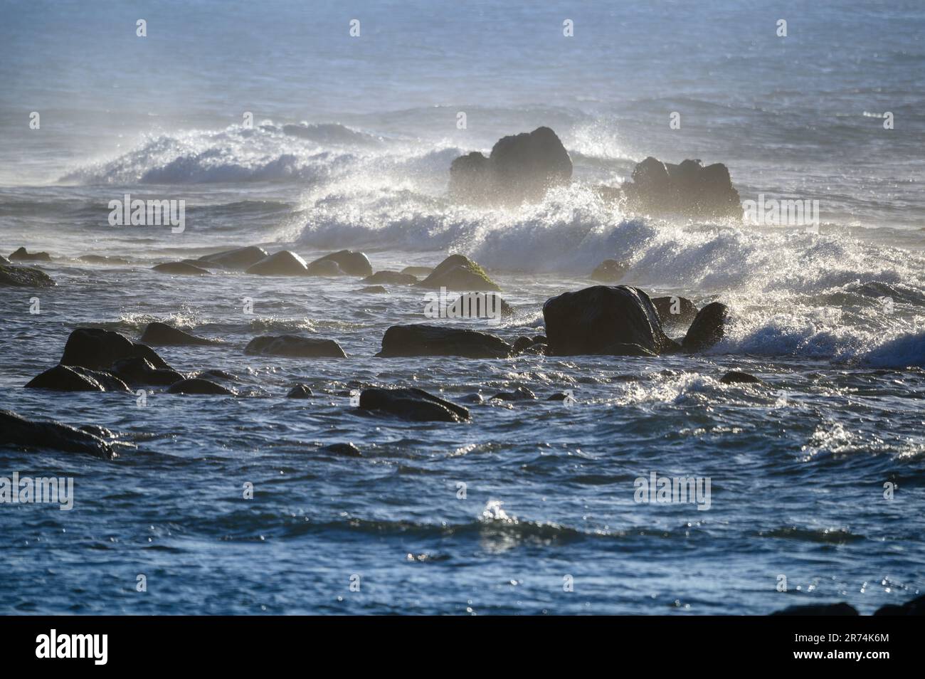 Le onde colpiscono le rocce prima del tifone. Cielo nuvole paesaggio drammatico. Il faro di Capo Fugui a Shimen. Taiwan Foto Stock