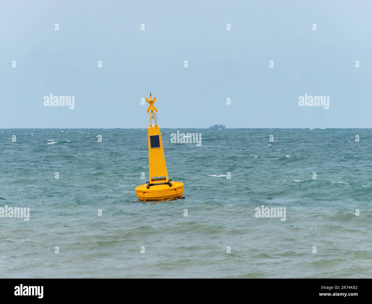 Boa gialla con luce solare in mare per segnalare un'area pericolosa, in questo caso un'area riservata ai nuotatori nei pressi di una spiaggia a Pattaya, Thailandia. Foto Stock