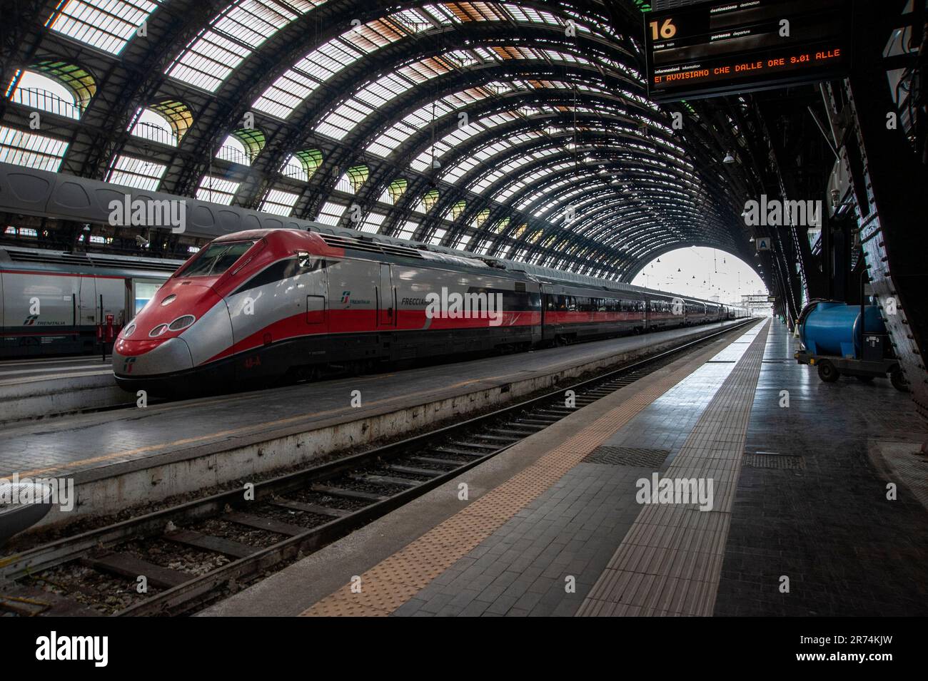 Milano, Italia, Stazione Centrale - 29 settembre 2020: Stazione Centrale di Milano. Il treno ad alta velocità freccia rossa si è fermato sui binari del pla Foto Stock