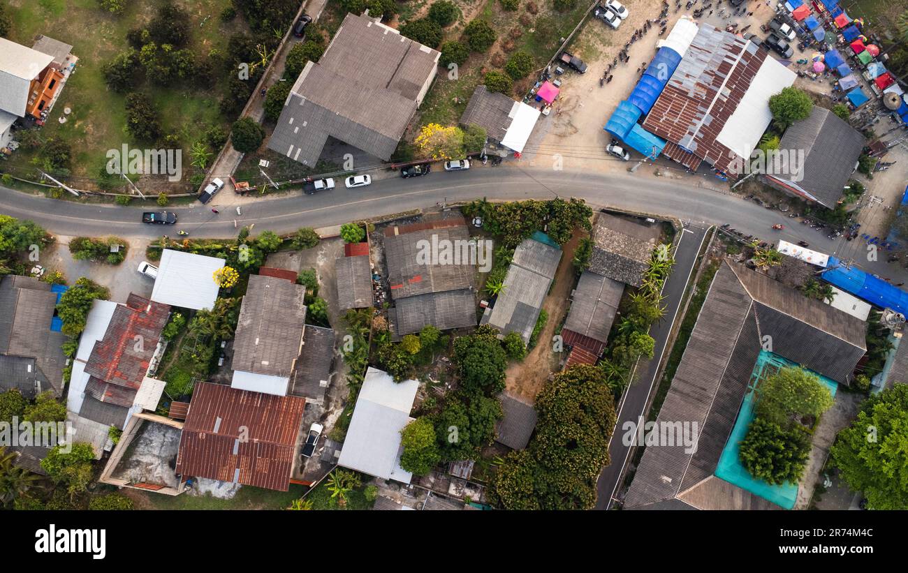 Vista da un drone di un villaggio rurale nel nord della Thailandia. Foto Stock