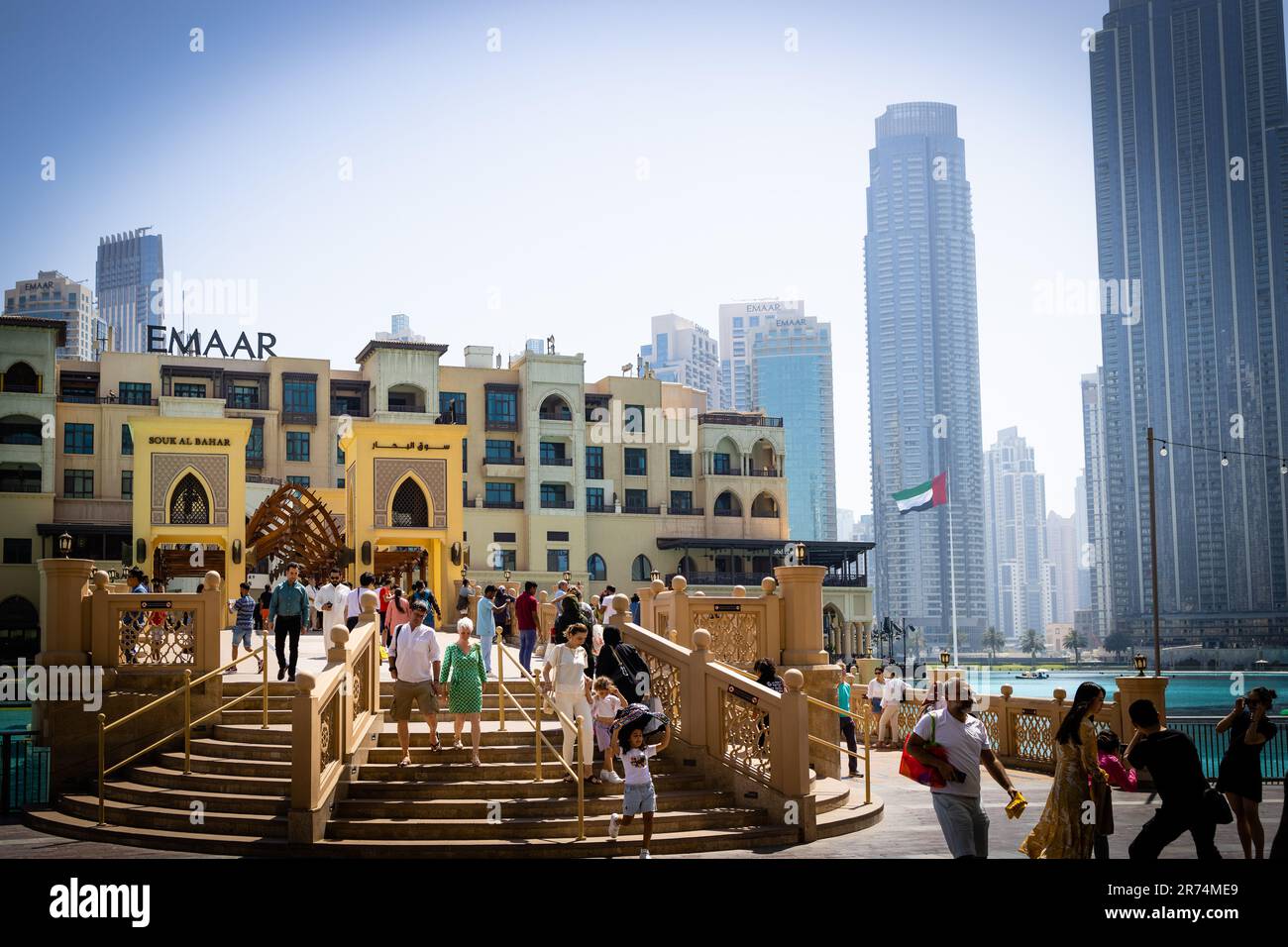 Dubai, Emirati Arabi Uniti, gente che cammina vicino al Dubai Mall Foto Stock