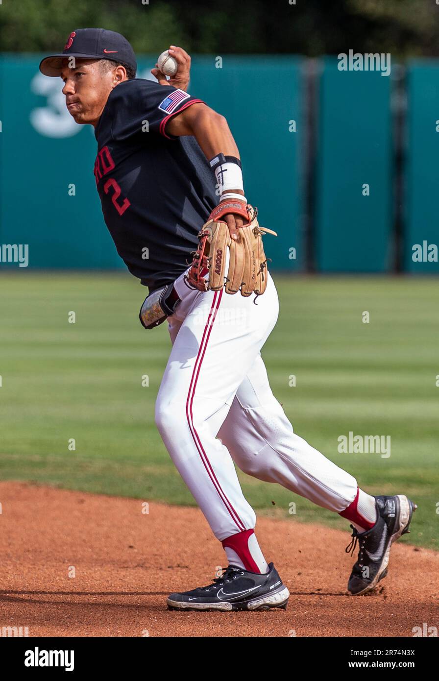 Giugno 12 2023 Palo Alto CA USA L'infedelder di Stanford Drew Bowser (2) gioca sul campo durante la partita di baseball NCAA Super Regional tra i Texas Longhorns e lo Stanford Cardinal a Klein Field/Sunken Diamond a Palo Alto Calif. Thurman James/CSM Foto Stock