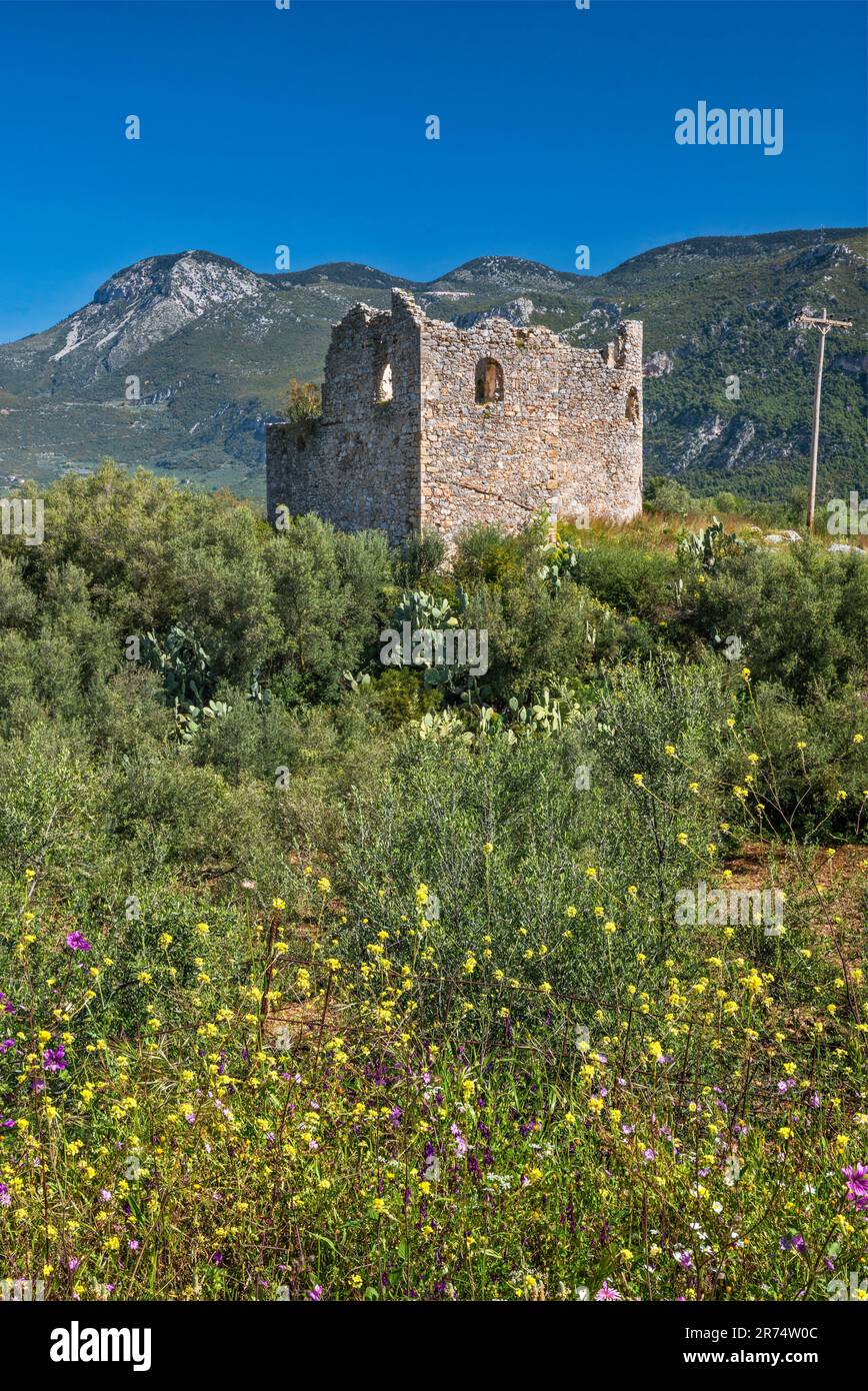 Casa torre abbandonata nei Monti Taygetos, vicino Kalamata, penisola del Peloponneso, regione del Peloponneso, Grecia Foto Stock