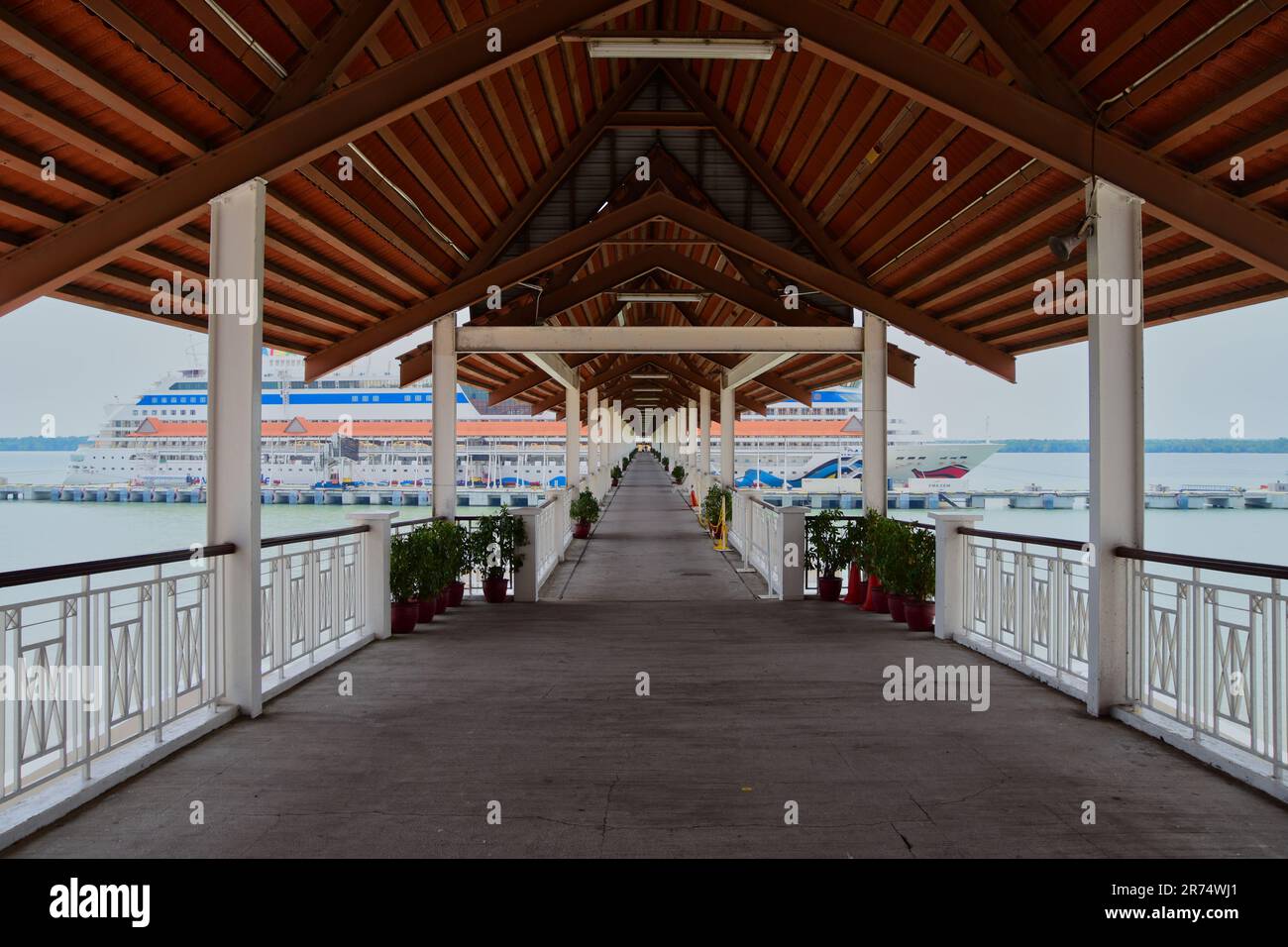 Un ampio corridoio che porta ad una grande nave a Port Klang, Malesia Foto Stock