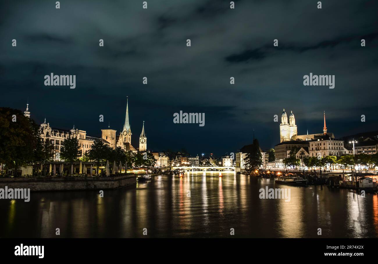 Lago di Zurigo di notte in esposizione lunga - Svizzera Foto Stock