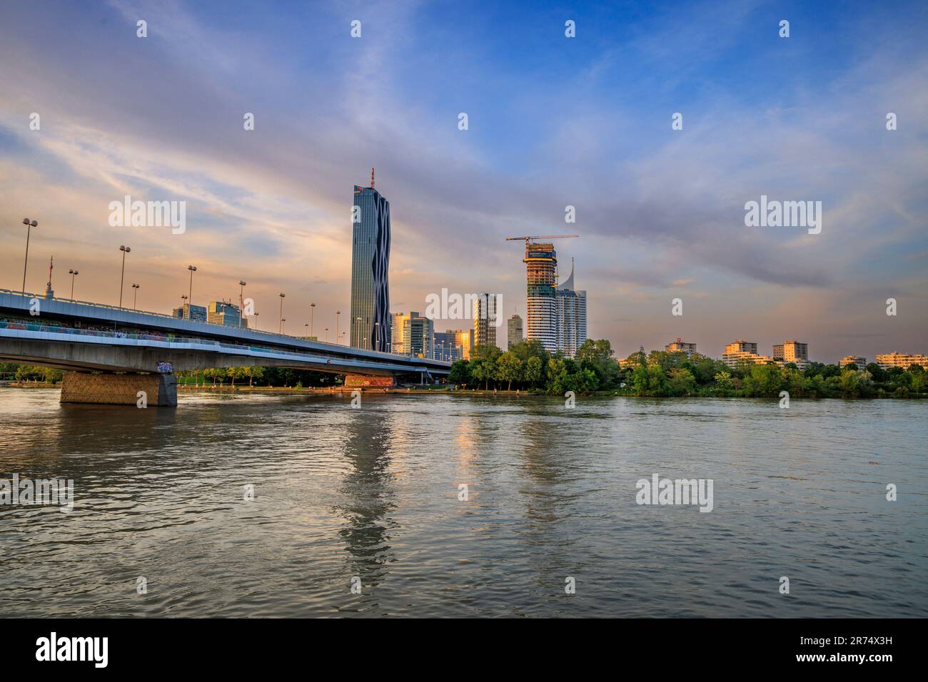 Prima serata e il Reichsbrucke sul Danubio fino a Donauinsel, Vienna, Austria Foto Stock