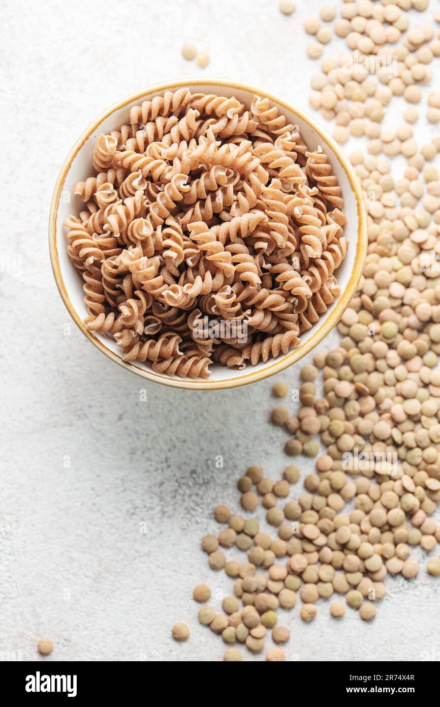 Lenticchie verdi fusilli pasta. Una ciotola di pasta cruda e lenticchie verdi. Pasta senza glutine. Foto Stock