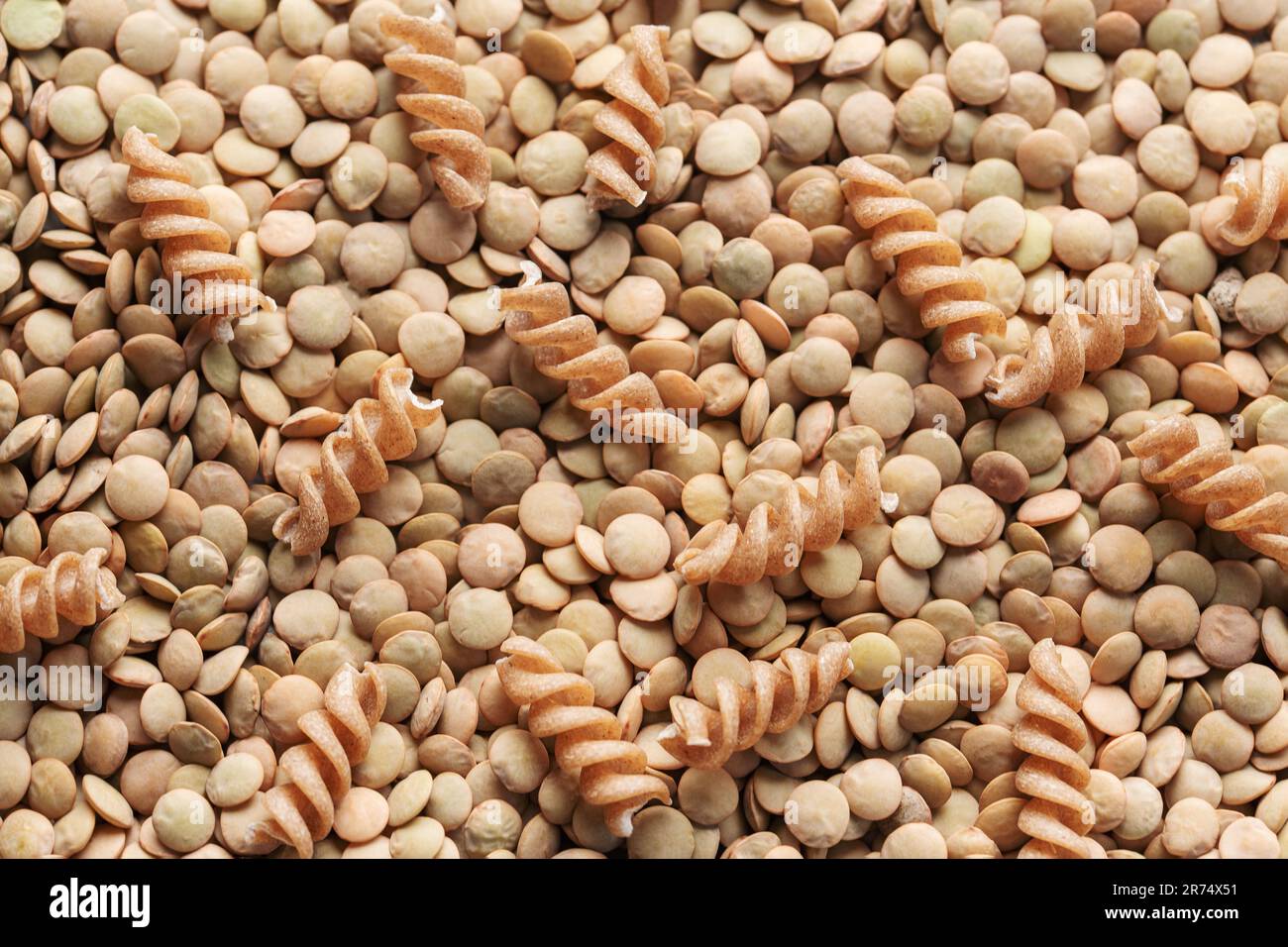 Lenticchie verdi fusilli pasta. Pasta cruda e lenticchie verdi. Pasta senza glutine. Cibo sfondo Foto Stock