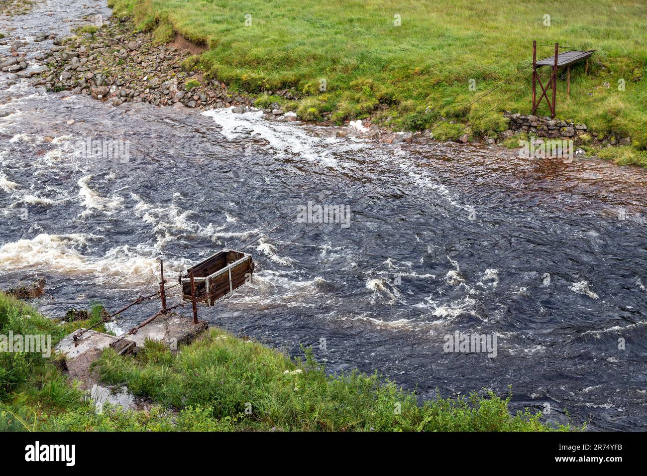 funivia con box di legno per il trasporto di pecore attraverso il fiume etive Foto Stock