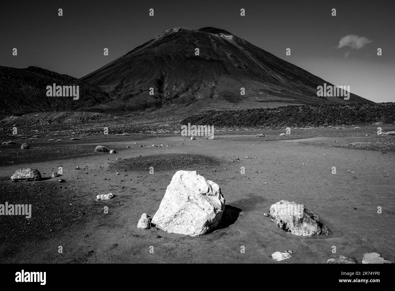 Una veduta del Monte Ngauruhoe sulla passeggiata di attraversamento Alpino di Tongariro, Parco Nazionale di Tongariro, Isola del Nord, Nuova Zelanda. Foto Stock