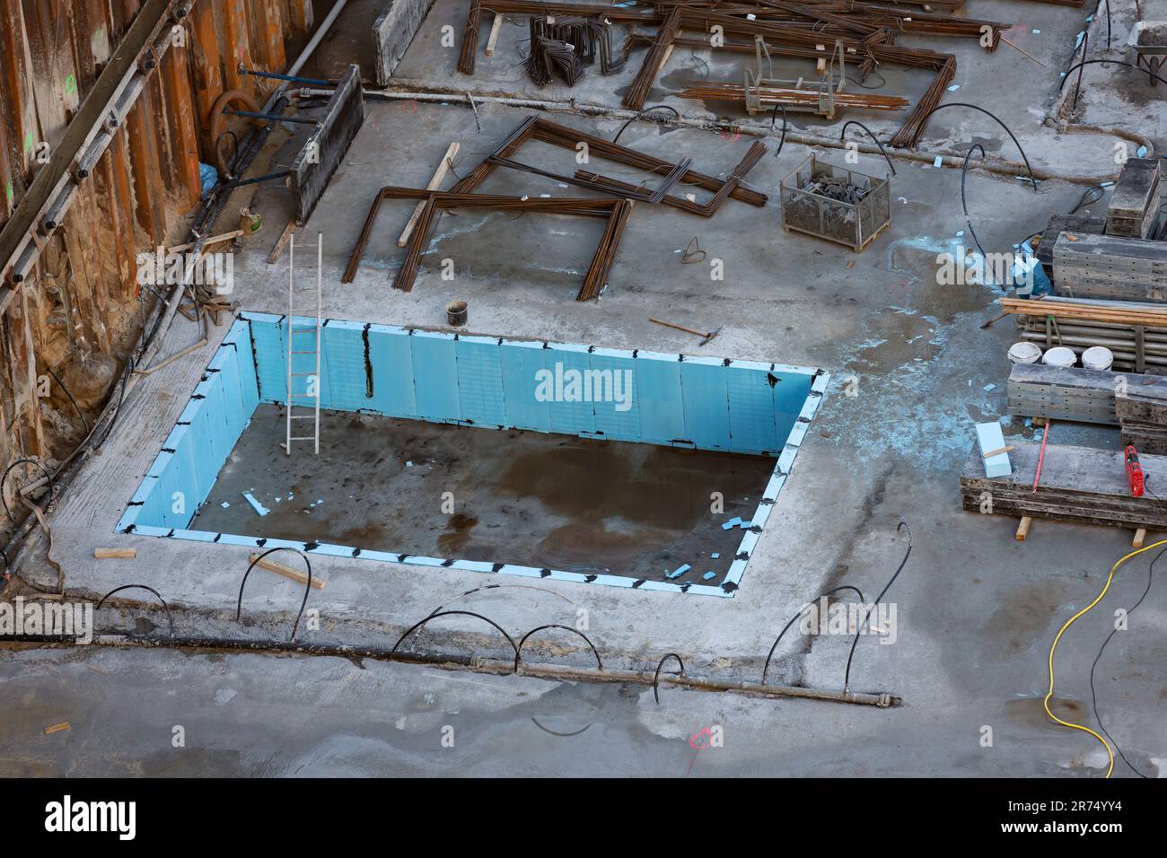 trogolo nella fondazione rivestito con pannelli isolanti blu Foto Stock