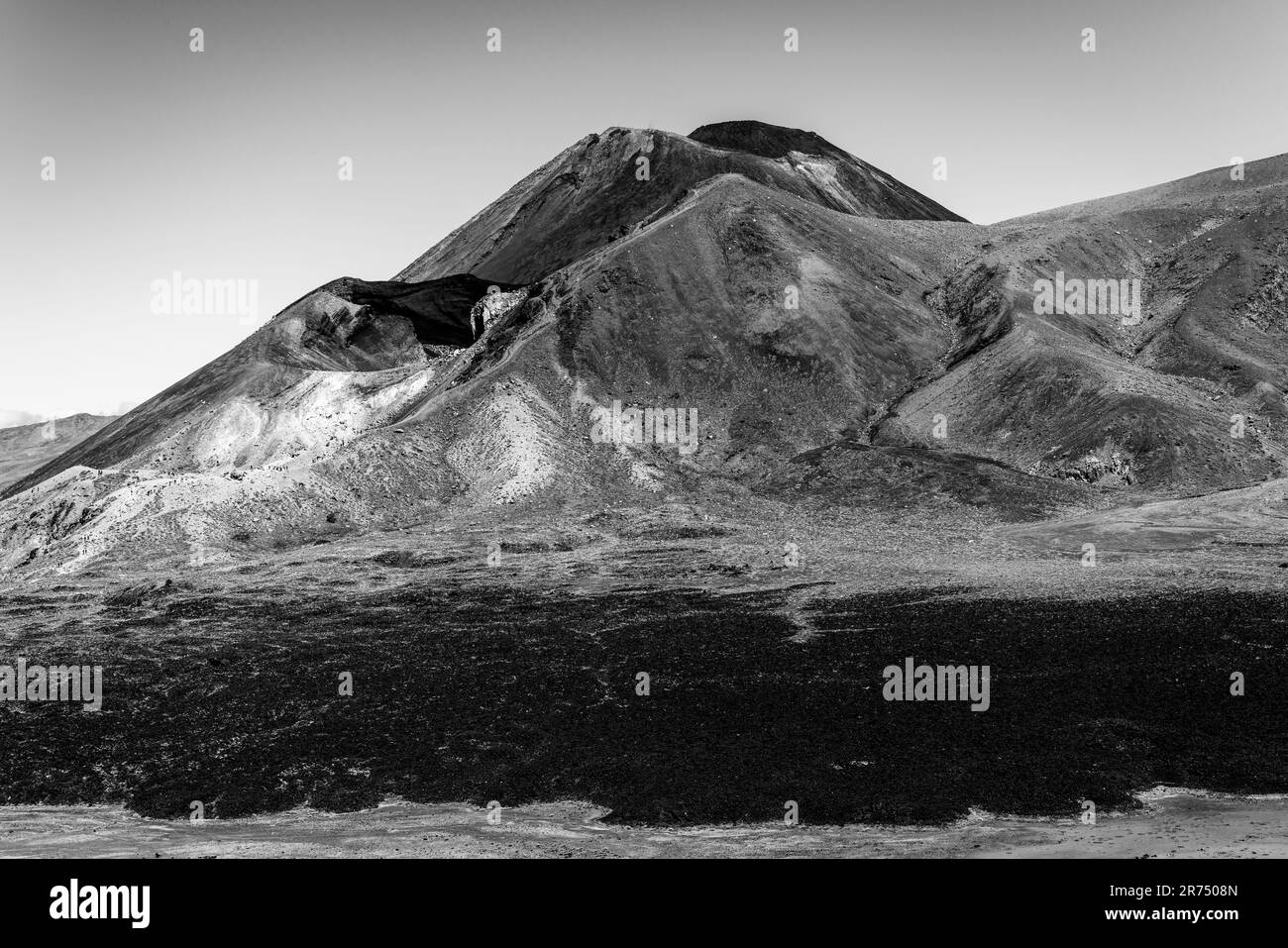 Una veduta del Monte Ngauruhoe e del Cratere Rosso sulla passeggiata di traversata Alpina di Tongariro, il Parco Nazionale di Tongariro, l'Isola del Nord, la Nuova Zelanda. Foto Stock