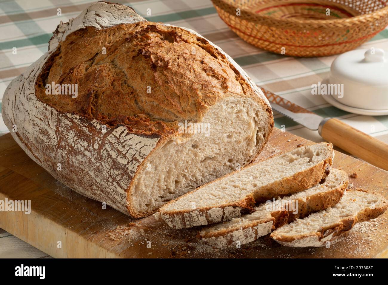 Pane fresco e fette di pasta madre contadini pane primo piano su un tagliere Foto Stock