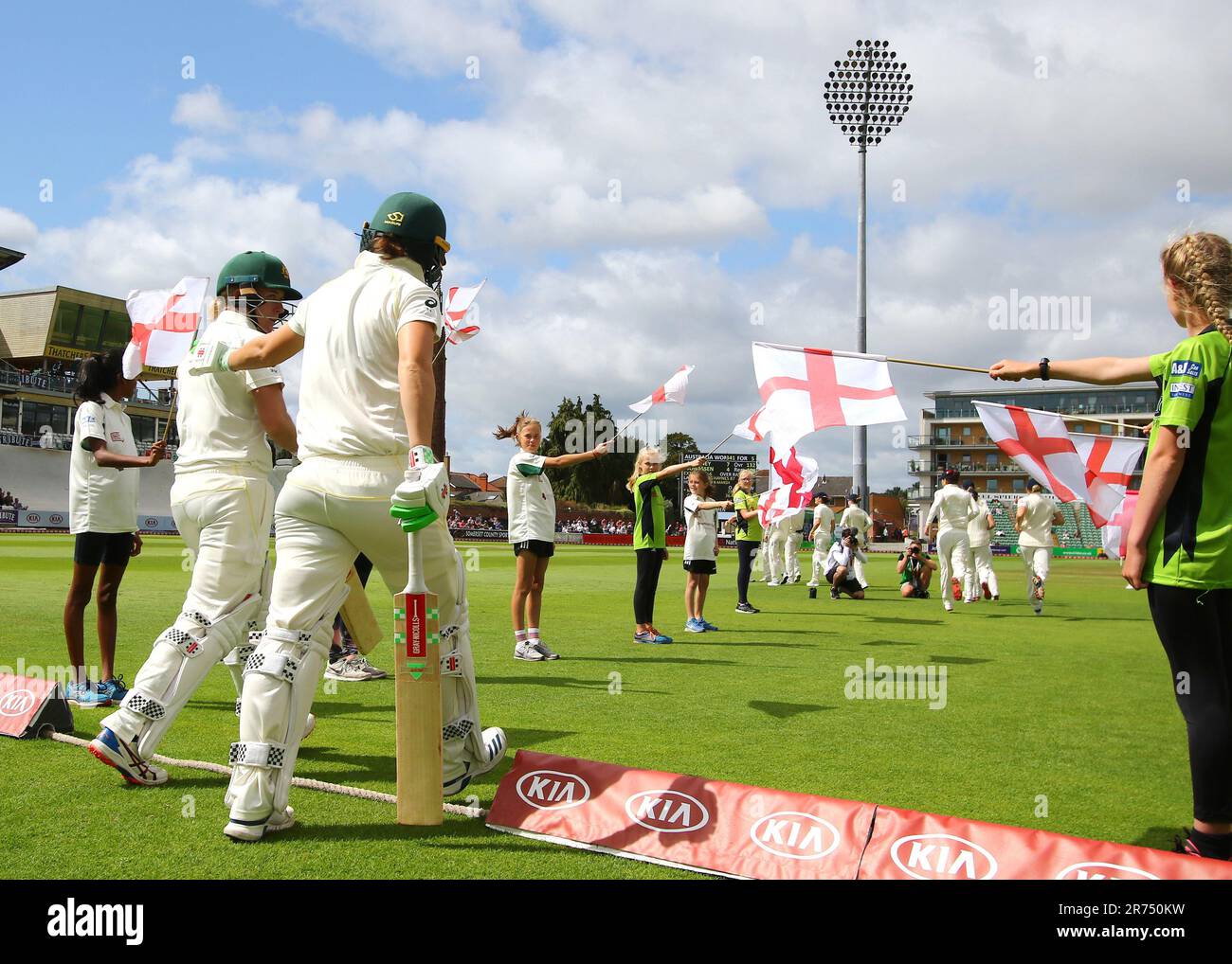 Foto del file datata 20-07-2019 di Beth Mooney e Jess Jonassen in Australia si lanciano in campo per l'inizio del gioco. L'Inghilterra tenterà di porre fine a un miserabile passato pochi anni nelle ceneri delle donne e rovesciare l'Australia per la prima volta dal 2013-14, quando la serie multiformato inizia la prossima settimana. Data di emissione: Martedì 13 giugno 2023. Foto Stock