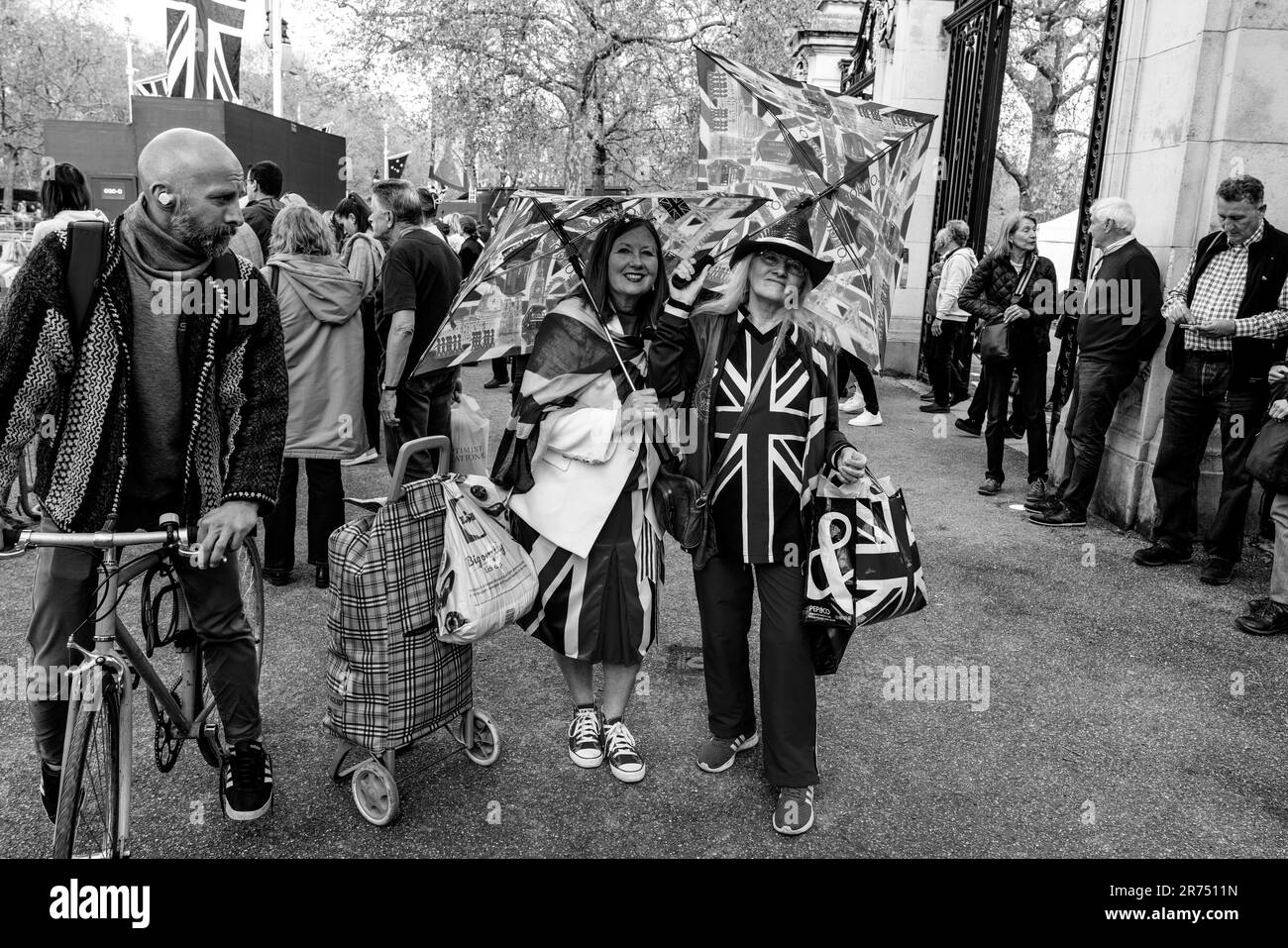 Due donne in costume camminano lungo il Mall il giorno prima dell'incoronazione di Re Carlo III, Londra, Regno Unito. Foto Stock