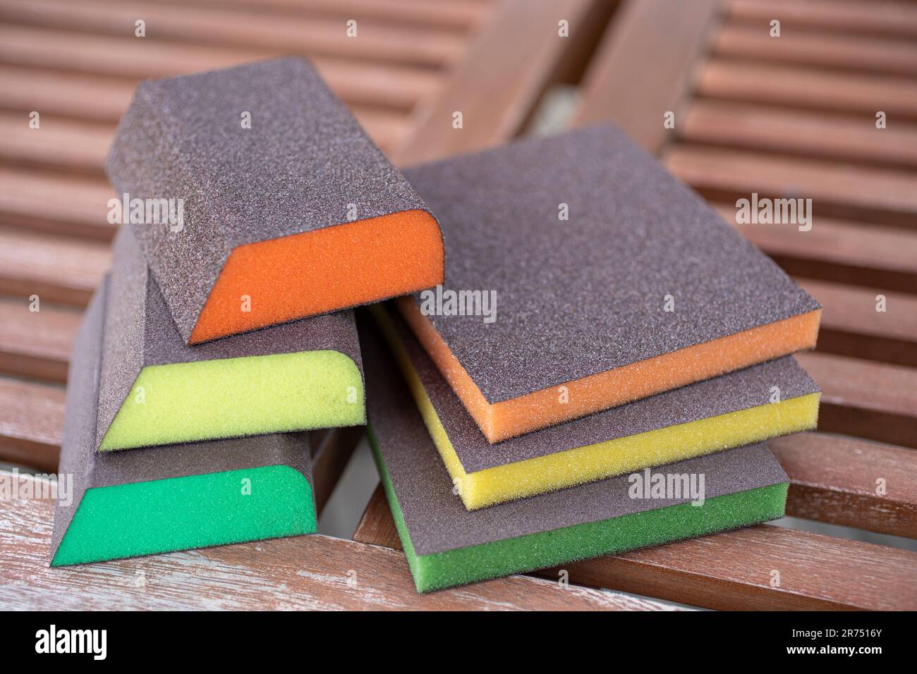 Spugne abrasive diverse con graniglia di diverse dimensioni, carteggiatura da giardino, Foto Stock